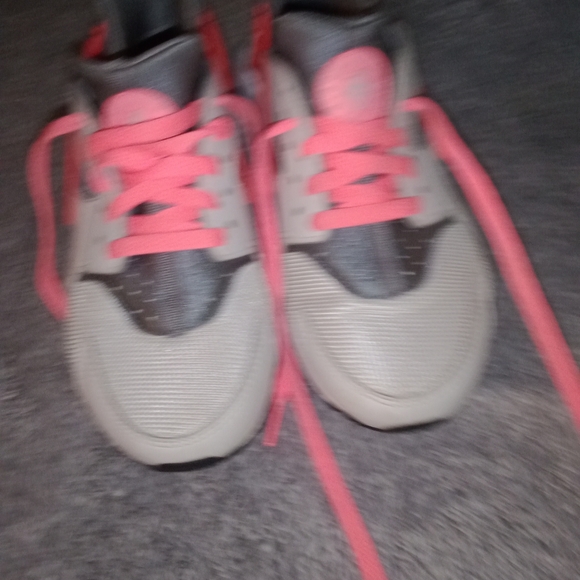 Nike shoes - Picture 2 of 6